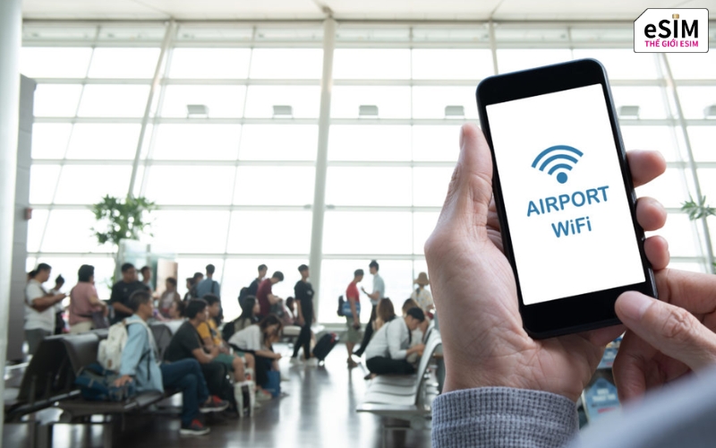 Cài đặt eSIM trên iPhone ngăn chặn rủi ro bảo mật từ Wifi công cộng.